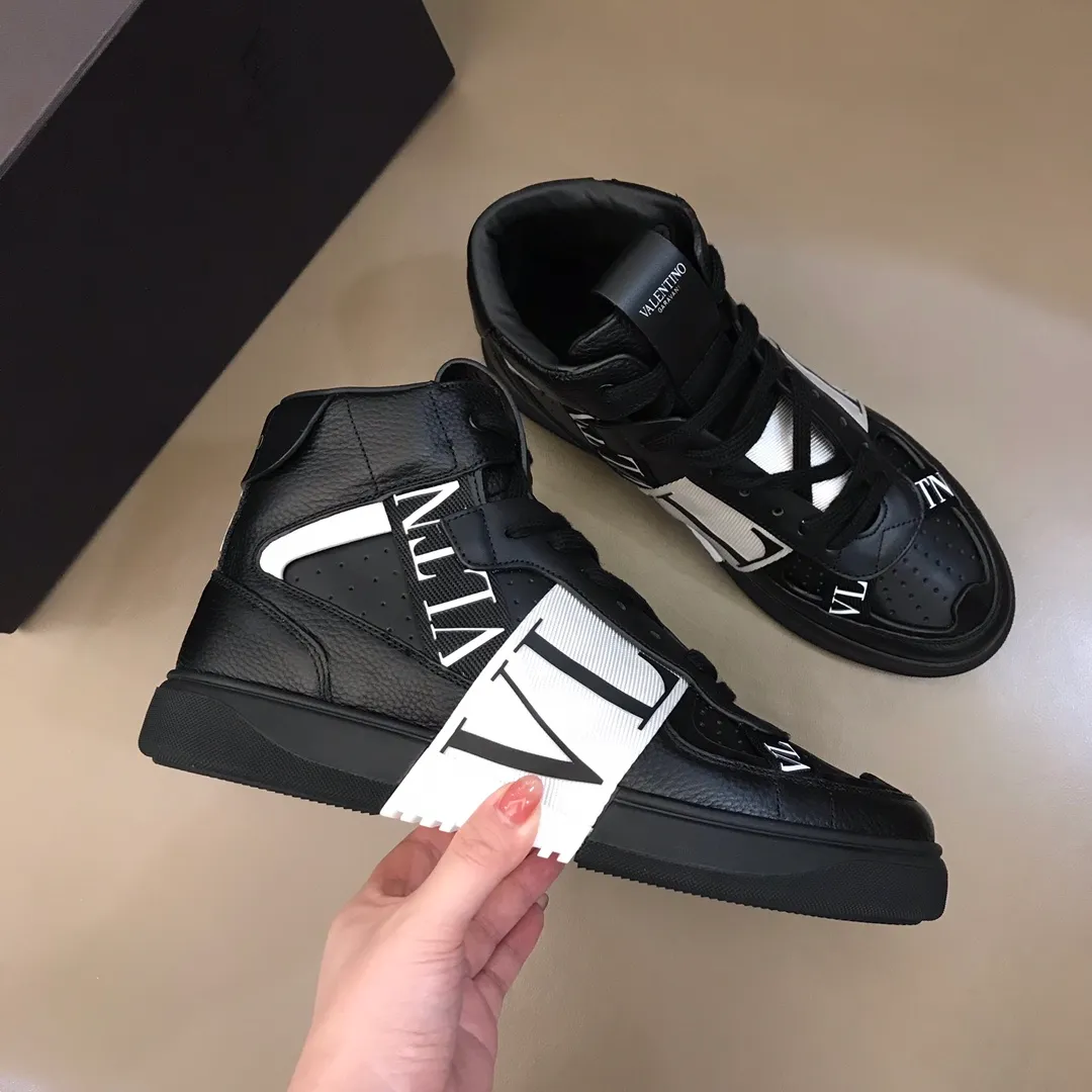 p480 "VALETINO**" new high-top 🆕 calfskin lace-up sneakers. No man should be able to refuse these shoes. The classic color scheme is so handsome! Purchase a high-precision replica of the original version to instantly sell off the market currency! 6 VLTN logo rubber effect straps - Valentino Garavani Logo printed on the back and tongue, all materials are customized to ensure quality! Size: 38-44